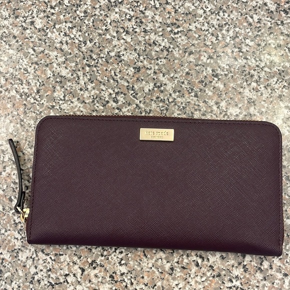 NEVER USED. Large Kate Spade Wallet. - Picture 1 of 4